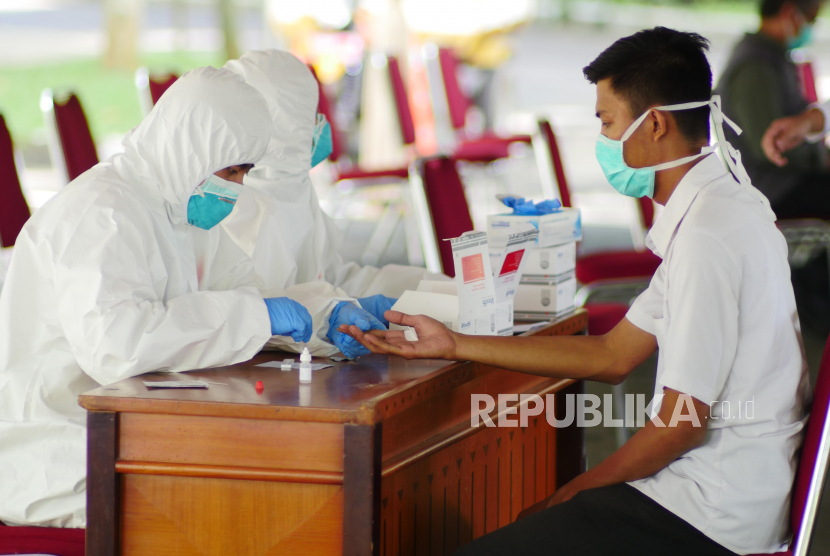 Petugas Laboratorium Kesehatan Daerah Provinsi Jawa Barat mengambil sampel darah peserta tes cepat Covid-19 di kompleks Gedung Sate, Bandung, Selasa (31/3). Pemprov Jawa Barat melakukan rapid test Covid-19 terhadap Aparatur Sipil Negara (ASN) dan awak media yang bekerja di Komplek Pemerintahan Gedung Sate untuk mengantisipasi penyebaran SARS CoV-2 penyebab Covid-19
