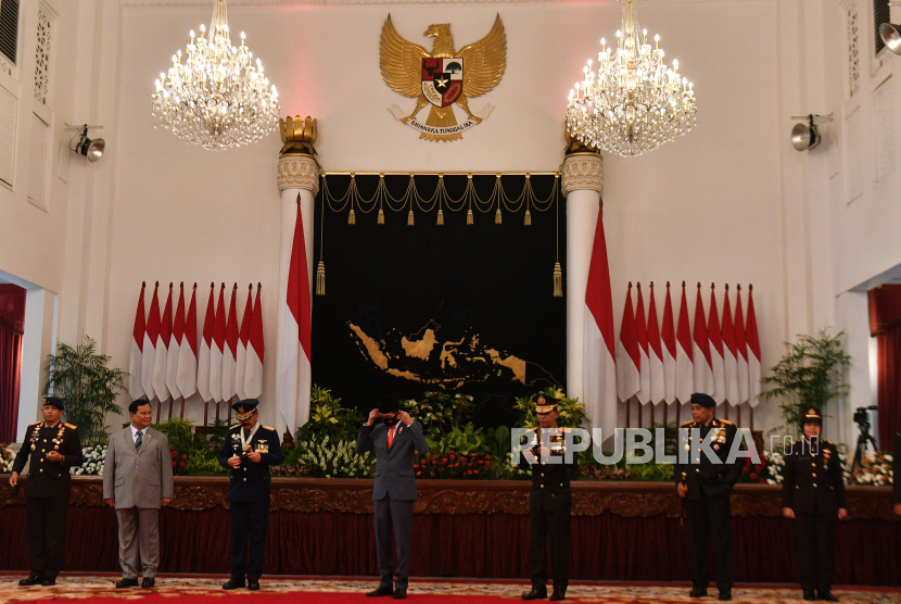 Presiden Joko Widodo (tengah) didampingi Kapolri Jenderal Pol Idham Aziz (ketiga kanan), Panglima TNI Marsekal TNI Hadi Tjahjanto (ketiga kiri), Menhan Prabowo Subianto (kedua kiri) memakai maskernya seusai berfoto bersama dalam Peringatan ke-74 Hari Bhayangkara Tahun 2020 di Istana Negara, Jakarta, Rabu (1/7/2020). 