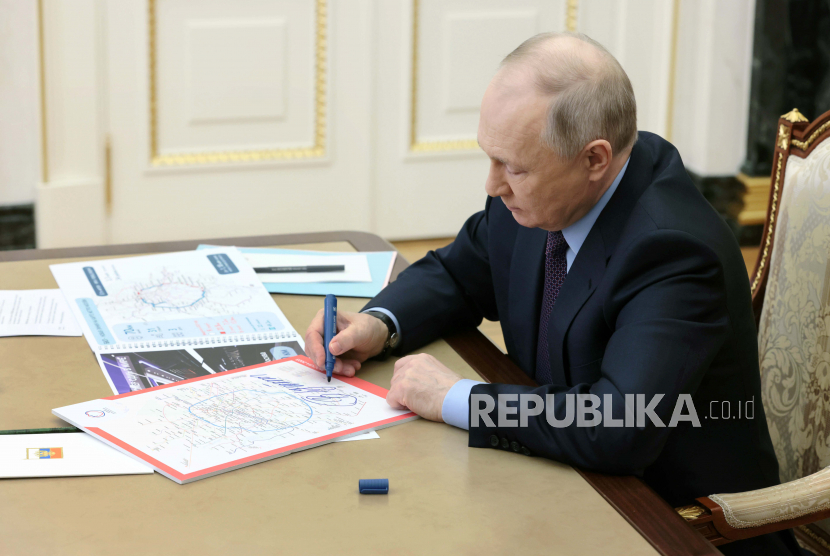 Presiden Rusia Vladimir Putin pada Jumat (14/4/2023) menandatangani undang-undang (UU) terkait pendaftaran orang yang memenuhi syarat untuk dinas militer serta pengenalan panggilan militer elektronik, menurut salinan UU dalam sebuah situs web pemerintah.