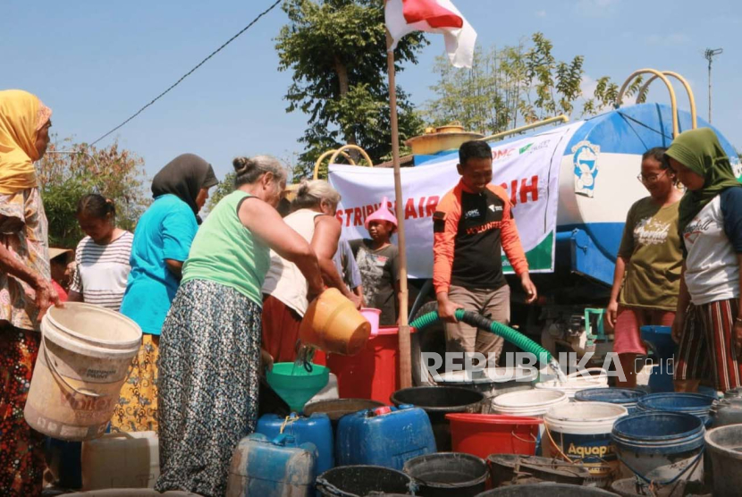 Tim Dompet Dhuafa menyalurkan bantuan air bersih.