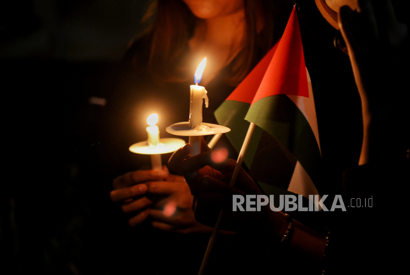 Sejumlah elemen masyarakat menyalakan lilin saat mengikuti aksi damai Bela Palestina di Kedutaan Besar Palestina, Jakarta, Kamis (2/11/2023). Aksi yang digelar oleh berbagai elemen masyarakat tersebut sebagai bentuk solidaritas dan dukungan kepada rakyat Palestina dalam menghadapi konflik