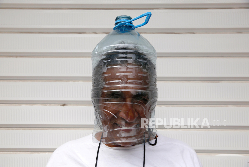 Seorang pria di ibukota Peru, Lima , mengenakan masker buatannya di tengah pandemi Covid-19 di negara tersebut.