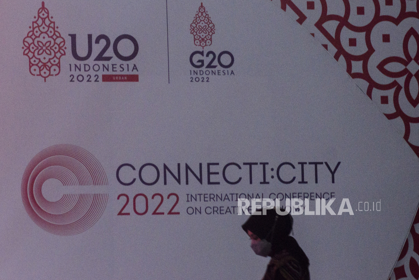 Peserta berjalan untuk mengikuti Konferensi Internasional CONNECTI:CITY 2022 U20 dalam rangkaian G20 di Gedung Merdeka, Bandung, Jawa Barat, Senin (14/3/2022). Pemerintah Provinsi Jawa Barat menyelenggarakan konferensi internasional  CONNECTI:CITY 2022 sebagai bentuk gagasan dan solusi dalam penguatan promosi ekonomi kreatif yang tangguh, inklusif dan juga berkelanjutan di era pandemi yang sejalan dengan Presidensi Indonesia pada G20 yang mengusung Recover Together - Recover Stronger.. 