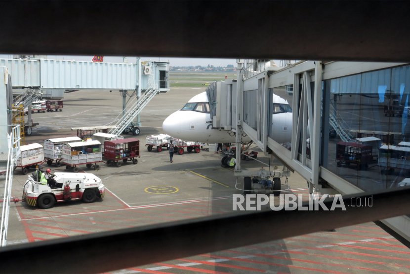 Petugas membawa barang penumpang untuk dimasukan kedalam bagasi di Bandara Soekarno Hatta, Tangerang, Banten, Senin (11/10/2021). PT Angkasa Pura (AP) II (Persero) terus memperkuat dan memperluas aspek bisnis dan portofolio usaha. 