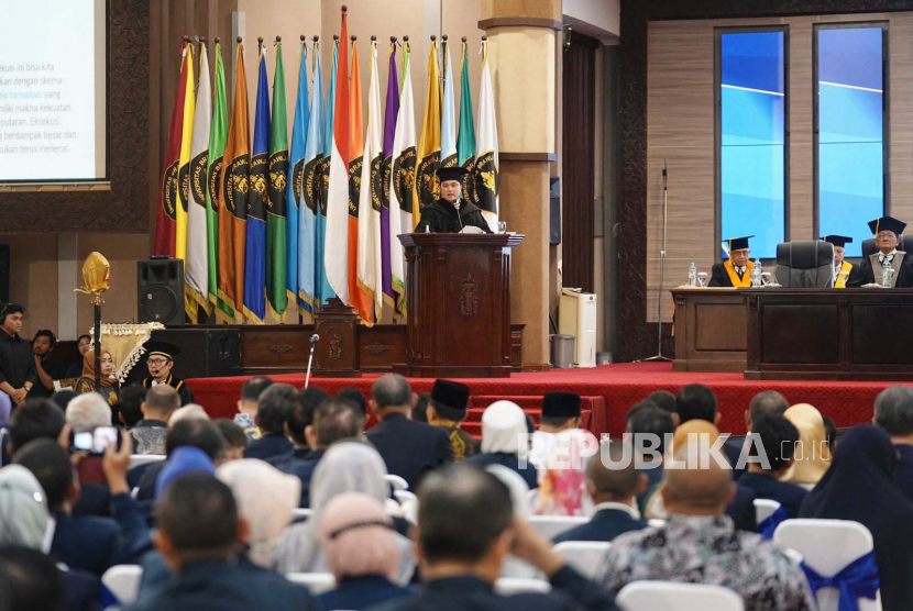 Menteri BUMN Erick Thohir menerima gelar Doktor Kehormatan dari Universitas Brawijaya, Malang, Jawa Timur, Jumat (3/3/2023).