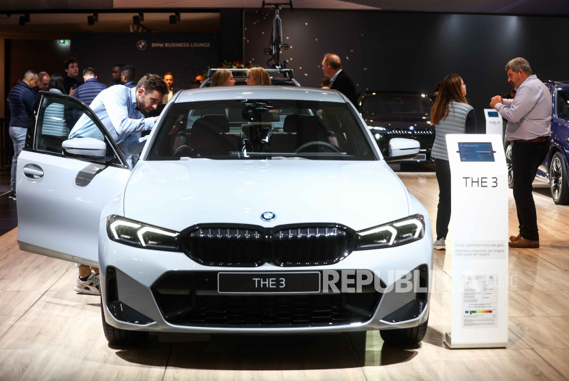 Seseorang memeriksa BMW THE 3 saat peresmian Brussels Motor Show 2023, di Brussels, Belgia, 13 Januari 2023. Autosalon edisi ke-100 di Brussels Expo akan berlangsung dari 14 hingga 22 Januari 2023.