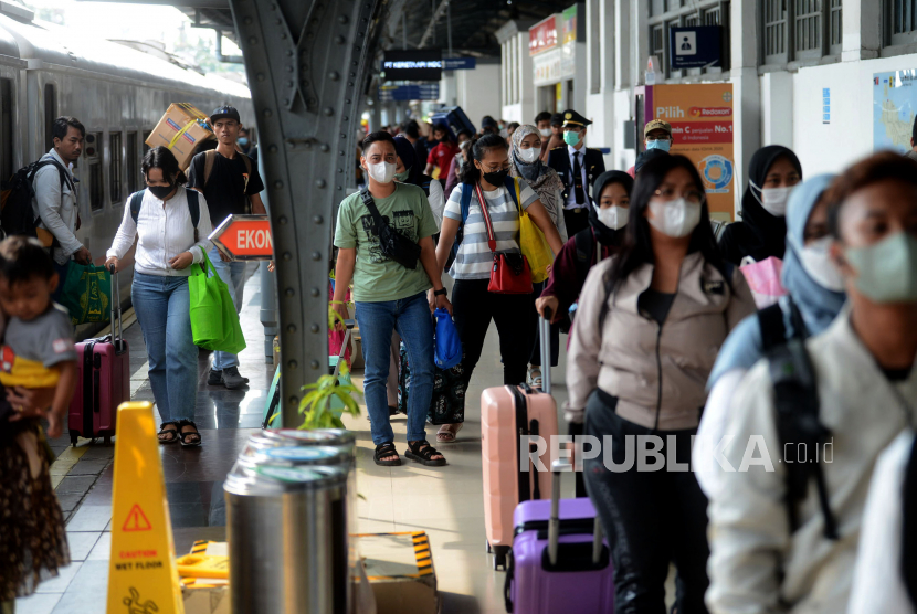 Sejumlah penumpang kereta api berjalan setibanya di Stasiun Pasar Senen, Jakarta. Terhitung mulai 12 Juni 2023, PT Kereta Api Indonesia (Persero) Daop 1 Jakarta resmi memperbolehkan penumpang Kereta A