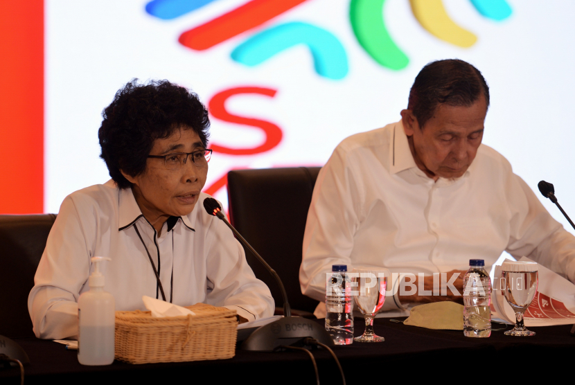 Ketua Dewan Pengawas KPK Tumpak Hatorangan Panggabean (kanan) didampingi Dewan Pengawas KPK Albertina Ho (kiri) saat menyampaikan konferensi pers.