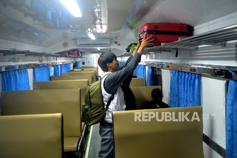 Penumpang KA Progo menata barang bawaan di Stasiun Lempuyangan, Yogyakarta. 