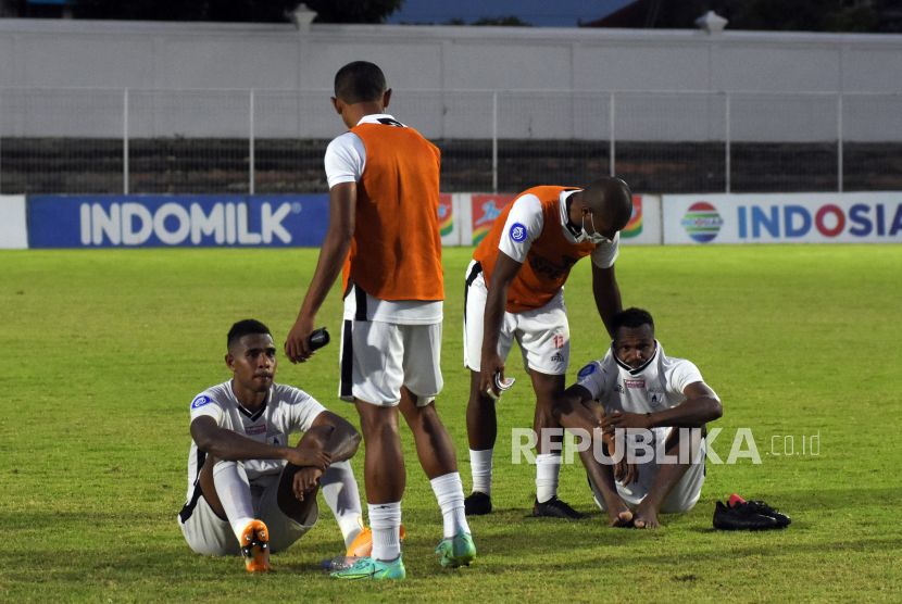 Sejumlah pesepak bola Persipura Jayapura tertunduk usai menghadapi Persita pada pertandingan Liga 1 di Stadion Kompyang Sujana, Denpasar, Bali, Kamis (31/3/2022). Persipura Jayapura dipastikan terdegradasi dari Liga 1 Indonesia 2021/2022. 