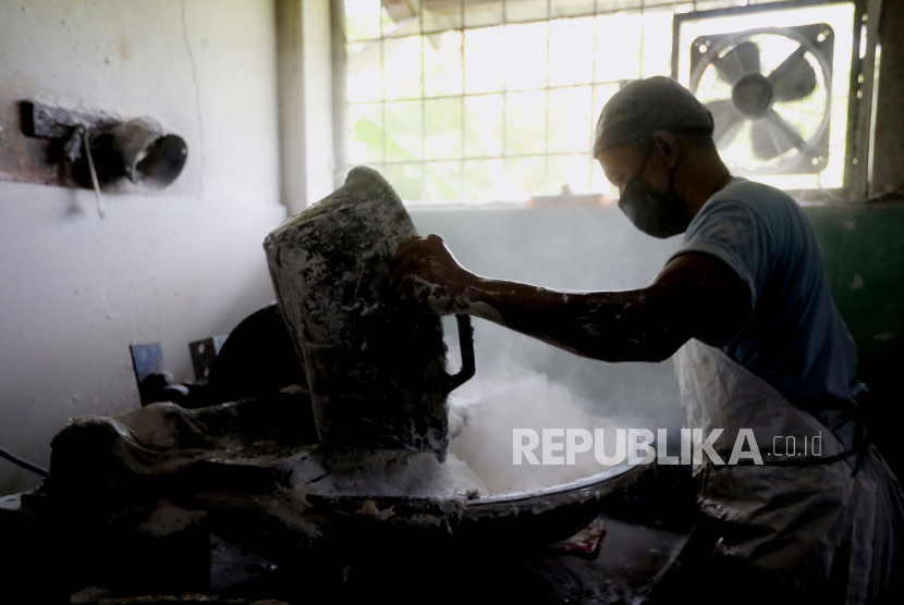 Seorang buruh menyiapkan kue ikan di dapur Kue Ikan Kembar Jaya di Parung, Bogor, Jawa Barat, Indonesia, 29 Oktober 2021. Kementerian Tenaga Kerja (Kemnaker) menegaskan, ketentuan Upah Minimum Provinsi (UMP) hanya berlaku bagi pekerja yang masa kerjanya kurang dari 12 bulan.