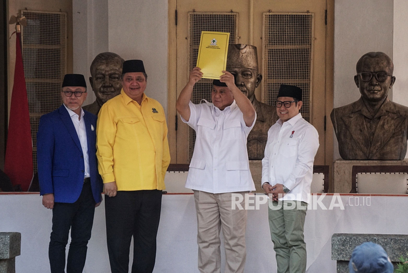 Ketua Umum Partai Gerindra Prabowo Subianto (dua kanan) menunjukan surat dukungan. Pengamat sebut merapatnya Golkar-PAN ke Prabowo memantik panasnya suhu politik.
