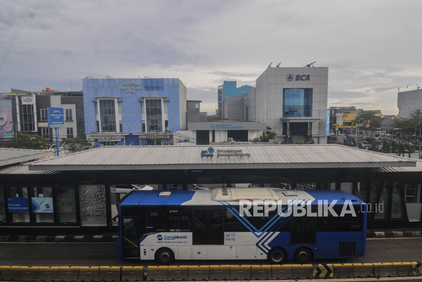 Bus Transjakarta saat menunggu penumpang di Halte Pemuda Rawamangun, Jakarta TImur, Rabu (23/3/2022), yang tersambung Stasiun LRT Jakarta.