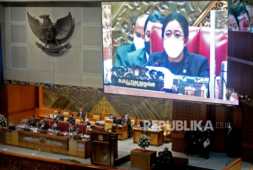 Ketua DPR Puan Maharani memimpin jalannya Rapat Paripurna DPR di Kompleks Parlemen, Senayan, Jakarta, Selasa (18/1/2022). (Ilustrasi).