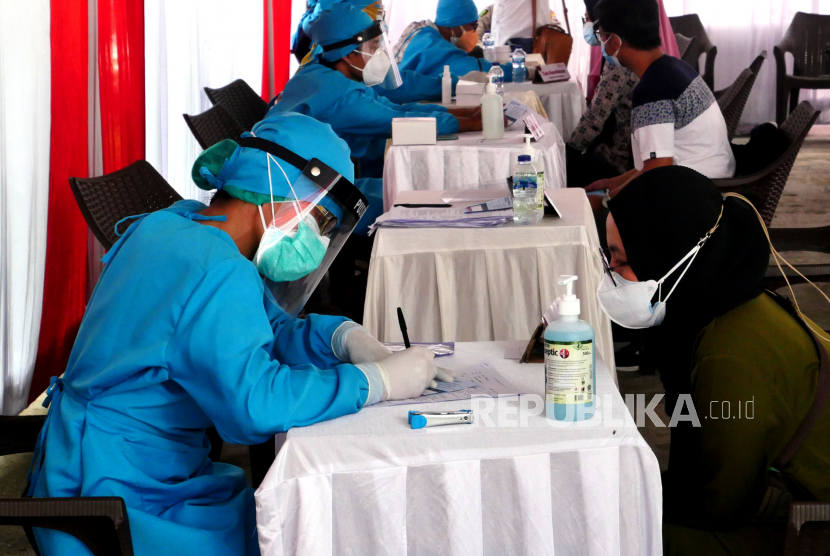Tenaga key melakukan screening sebelum vaksinasi Covid-19 di Lapangan Pondok Pesantren Ali Maksum, Krapyak, Yogyakarta, Ahad (8/8). Sebanyak 1.000 dosis vaksin suntikan pertama disiapkan pada vaksinasi ini. Selain untuk santri pondok pesantren, vaksinasi juga untuk warga sekitar pondok pesantren dalam rangka percepatan vaksinasi Covid-19.