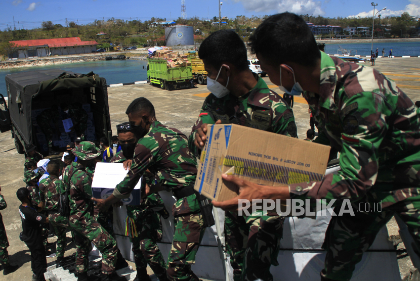 Sejumlah personel TNI bergotong royong menaikkan logistik ke atas KRI Ahmad Yani-351 untuk disalurkan ke korban bencana alam di Sabu Raijua, di dermaga Lantamal VII Kupang, NTT, Minggu (11/04/2021). Bantuan Logistik berupa, pakaian, makanan, terpal, selimut, air minum, serta seng dan kasur itu akan disalurkan untuk 346 jiwa warga Sabu Raijua yang masih berada di lokasi pengungsian akibat banjir bandang siklon tropis Seroja pada Minggu (4/4) lalu. 