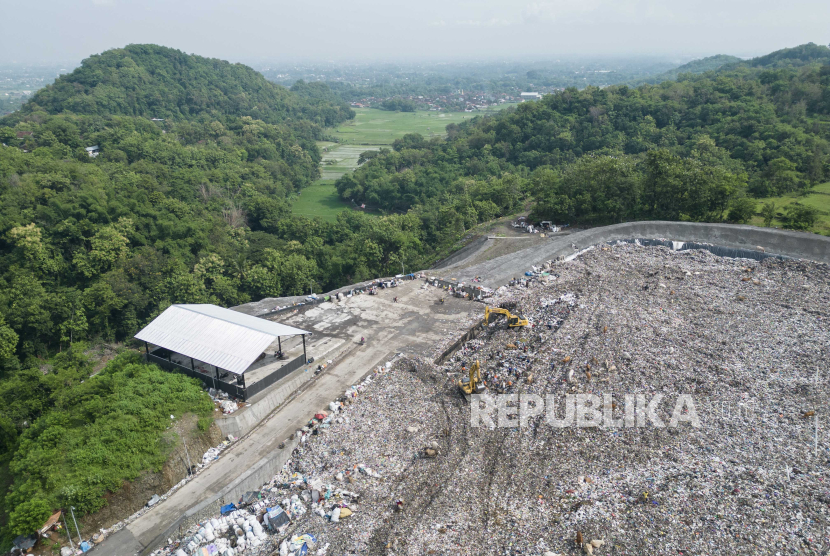 Foto udara tempat pengolahan sampah terpadu (TPST) di Piyungan, Bantul, DIY, Kamis (7/3/2024). Pemerintah DIY menutup permanen TPST Piyungan dan mendorong masyarakat mengolah sampah secara mandiri.