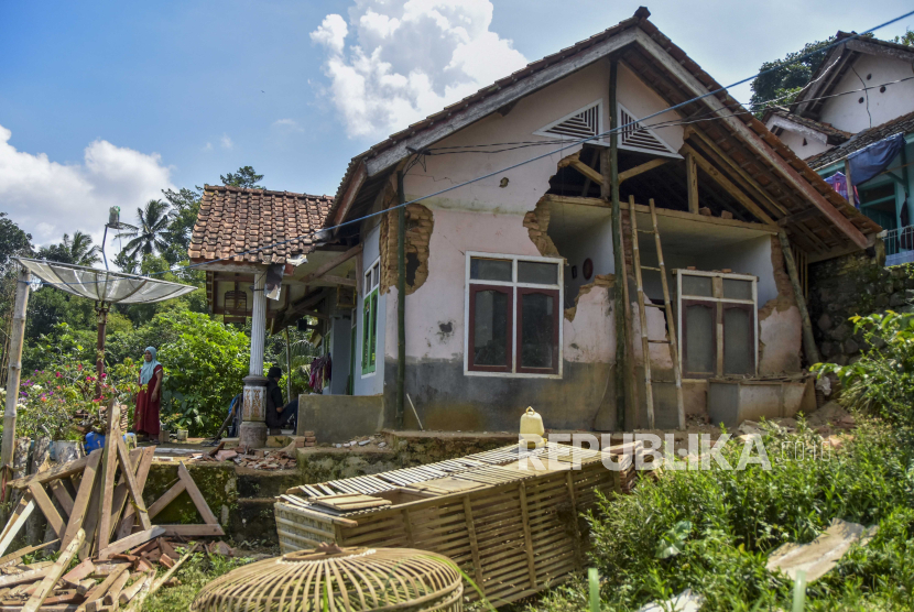 Warga membersihkan puing bangunan rumahnya yang roboh terdampak gempa di Desa Sukamulya, Kabupaten Ciamis. BNPB mencatat sebanyak 110 unit rumah mengalami kerusakan akibat gempa Garut.