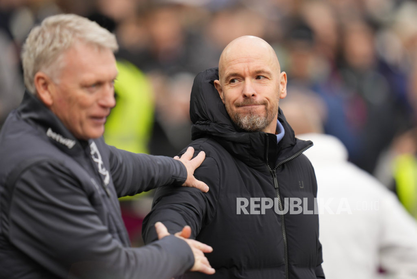 Manchester United head coach Erik ten Hag, right, greets West Ham manager David Moyes before the English Premier League soccer match between West Ham United and Manchester United at the London stadium in London, Saturday, Dec. 23, 2023. 