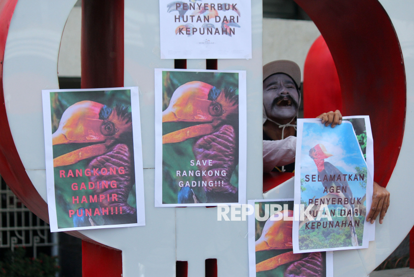 Seniman yang juga aktivis lingkungan melakukan teaterikal Aksi Solidaritas Rangga (Rangkong Gading) Mencari Cinta dalam rangka Hari Burung Rangkong, di Taman Braga, Kota Bandung, Kamis (13/2/2025).
