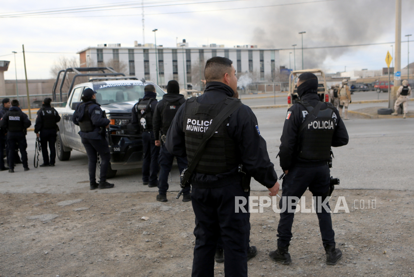  Anggota Angkatan Darat Meksiko dan polisi kota (ilustrasi).  Departemen Pertahanan Meksiko pada Selasa (14/3/2023) mengatakan, tentara menemukan lebih dari 1,83 juta pil fentanil di sebuah rumah simpanan di Kota Tijuana.