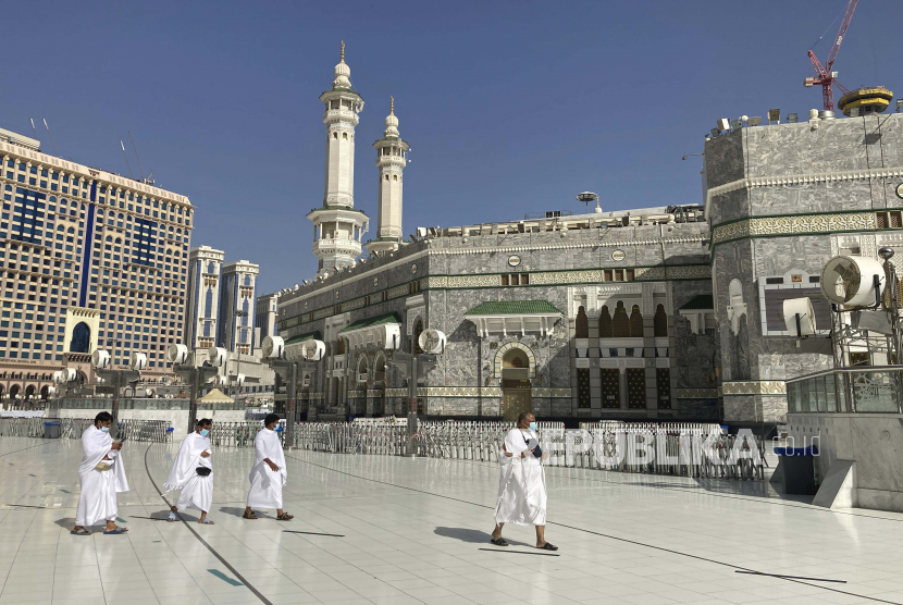 Kementerian Haji Saudi Kampanye Kesadaran Terpadu Jamaah. Peziarah Muslim berjalan di luar Masjidil Haram, selama ziarah kecil, yang dikenal sebagai Umrah, menandai bulan suci Ramadhan, di kota suci Muslim Mekkah, Arab Saudi, Selasa, 13 April 2021. 