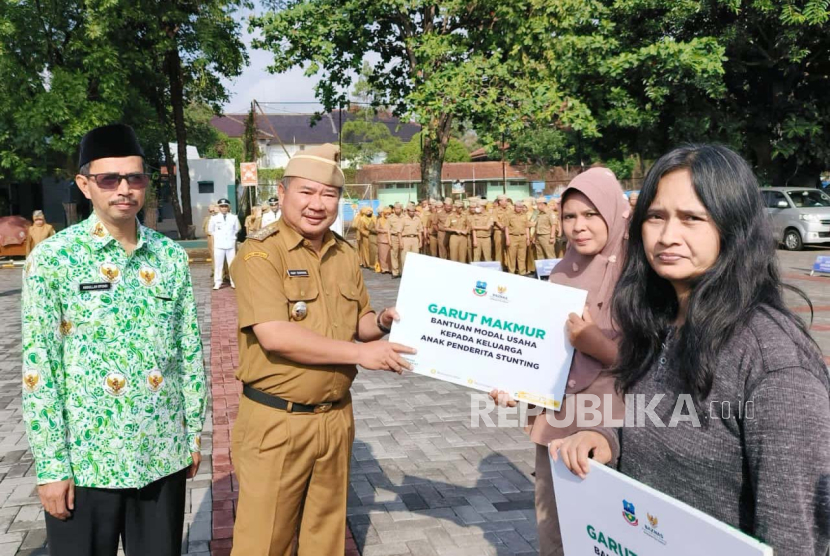 Bupati Garut Rudy Gunawan secara simbolis menyalurkan bantuan modal usaha dan santunan dari Baznas untuk keluarga balita stunting di Lapangan Sekretariat Daerah Kabupaten Garut, Senin (13/11/2023). 