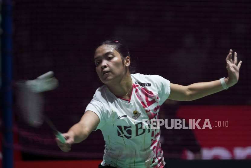 Gregoria Mariska Tunjung dari Indonesia bermain kembali saat pertandingan bulu tangkis tunggal putri melawan Akane Yamaguchi dari Jepang di Kejuaraan Dunia BWF di Tokyo, Selasa, 23 Agustus 2022.