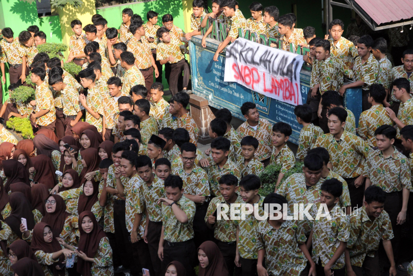 Sejumlah siswa melakukan aksi protes di Sekolah Madrasah Aliyah Negeri 2 Model Medan, Kota Medan, Sumatera Utara, Jumat (7/2/2025). Dalam aksi tersebut ratusan siswa menuntut pertanggungjawaban sekolah perihal kelalaian dalam pendaftaran Seleksi Nasional Berdasarkan Prestasi (SNBP) pada Perguruan Tinggi Nasional (PTN). 