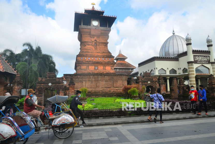 Wisatawan berjalan di kompleks Masjid Menara Kudus, di Desa Kauman, Kudus, Jawa Tengah.