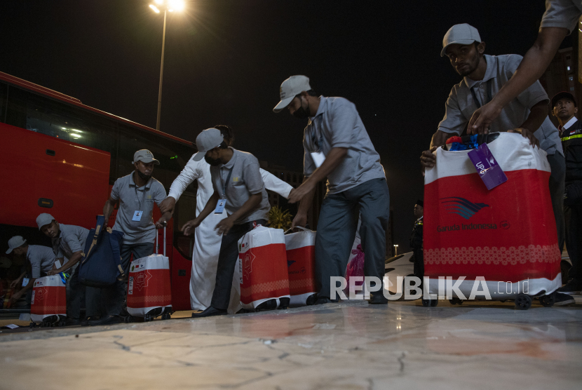 Petugas menurunkan koper peserta ibadah haji asal embarkasi UPG 9 (Makassar) setibanya di hotel 304 di Syisyah, Mekah, Arab Saudi, Rabu (7/6/2023). Sebanyak 393 jamaah calon haji kloter terakhir gelombang pertama tiba di Mekah dari Madinah. 