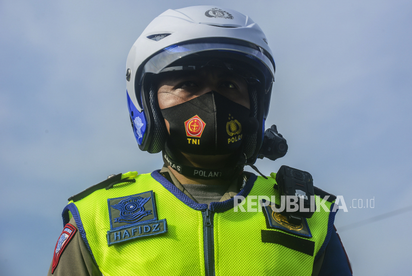 Anggota Kepolisian memakai helm yang dipasangkan kamera di Mapolda Metro Jaya. Saat ini pihak kepolisian menguji coba tilang elektronik dengan drone (ilustrasi).