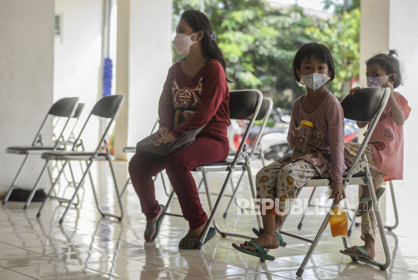 Warga yang telah disuntik vaksin Covid-19 menunggu waktu observasi di Rusun KS Tubun, Palmerah, Jakarta, Selasa (5/7/2022). Pemerintah akan memberlakukan vaksin booster sebagai syarat perjalanan dan kegiatan masyarakat yang mulai diterapkan dalam waktu dua minggu lagi untuk mencegah kenaikan kasus Covid-19. Palmerah tak Berlakukan Karantina Wilayah Meski 87 Warga Terpapar Covid-19