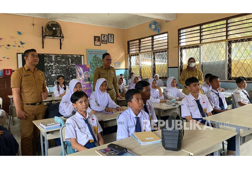 Wali Kota Bogor, Bima Arya Sugiarto, meninjau kegiatan belajar mengajar di SMPN 8 Bogor. Disdik Kota Bogor mewacanakan untuk meniadakan koordinator kelas SD dan SMP.