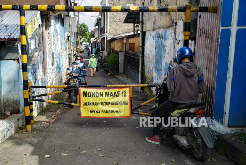 Sebuah gang ditutup untuk umum di Jalan PHH Mustofa, Kota Bandung, Rabu (30/6). Banyak wilayah di Kota Bandung melakukan upaya Pemberlakukan Pembatasan Kegiatan Masyarakat (PPKM) secara Mikro sebagai upaya mencegah lonjakan kasus Covid-19.