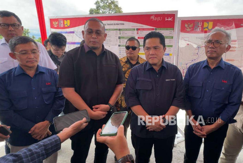Menteri BUMN Erick Thohir bersama Anggota DPR RI, Andre Rosiade saat meninjau lokasi pembangunan Fly Over Sitinjau Lauik di Lubuk Kilangan, Kota Padang, Rabu (6/3/2024) 