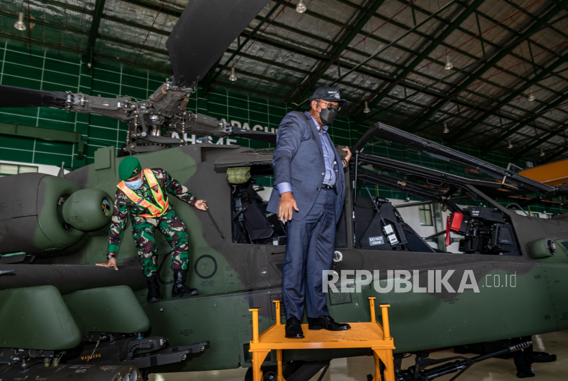 Wakil Ketua Komisi I DPR RI Anton Sukartono Suratto melihat kondisi helikopter AH-64E Apache saat kunjungan kerja Komisi I DPR RI di Skadron-11/Serbu Pusat Penerbangan TNI-Angkatan Darat, Semarang, Jawa Tengah, Senin (15/2/2021). Kunjungan tersebut untuk mengetahui alutsista yang dimiliki Penerbad, termasuk soal perawatannya, serta rapat dengar pendapat (RDP) dengan Skadron-11/Serbu Puspenerbad. 