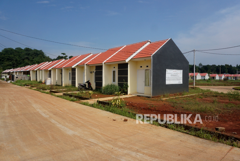 Suasana kompleks perumahan bersubsidi di kawasan Bojong Gede, Bogor, Jawa Barat, Ahad (5/4). Kementerian PUPR mengalokasikan anggaran bagi stimulus fiskal subsidi perumahan sebesar Rp 1,5 Triliun untuk 175