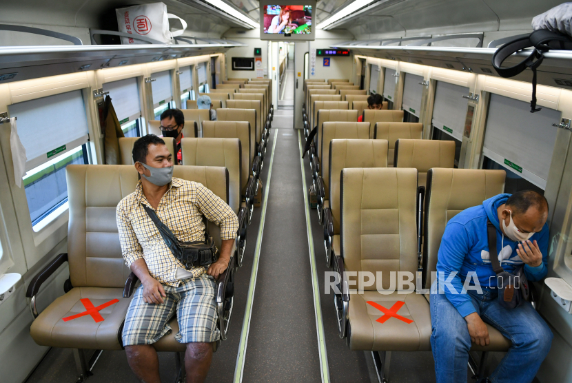Sejumlah penumpang dengan mengenakan masker di dalam gerbong kereta api luar biasa relasi Gambir-Surabaya Pasar Turi lintas selatan di Stasiun Gambir, Jakarta, Selasa (12/5/2020). PT Kereta Api Indonesia (KAI) siap menjalankan prosedur aturan normal baru (new normal).