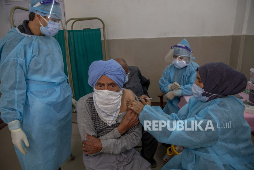 Seorang pria Kashmir menerima vaksin COVISHIELD untuk COVID-19 di pusat kesehatan primer di Srinagar, Kashmir yang dikendalikan India, Rabu, 28 April 2021. India, negara berpenduduk hampir 1,4 miliar orang, Rabu menjadi negara keempat yang melewati 200.000 kematian.