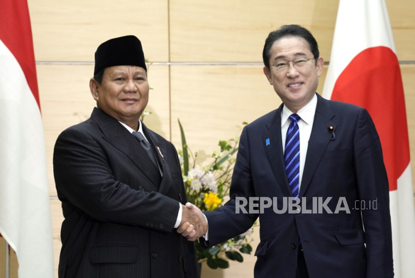 Presiden terpilih sekaligus Menhan Prabowo Subianto berjabat tangan dengan Perdana Menteri Jepang Fumio Kishida di Tokyo, Jepang, Rabu (3/4/2024).