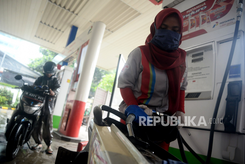 Petugas SPBU mengisi bahan bakar minyak (BBM) nonsubsidi di SPBU Kuningan, Jakarta , Selasa (24/3). PT Pertamina (Persero) mengaku saat ini stok untuk solar dan avtur sangat banyak. Kondisi ini terjadi karena wabah corona yang membuat aktivitas transportasi menjadi turun.