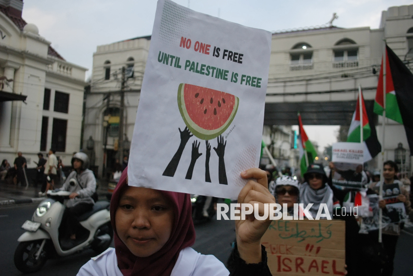 Massa menggelar aksi solidaritas untuk Palestina pada peringatan 1.000 hari genosida, di Jalan Asia Afrika, Kota Bandung, Sabtu (4/7/2026).