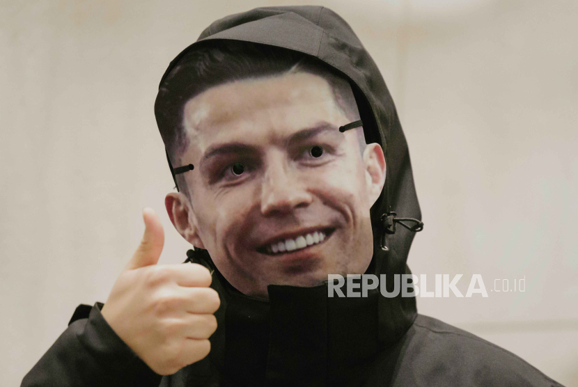 Seorang penggemar mengenakan topeng Cristiano Ronaldo (ilustrasi). Ronaldo akan datang ke Indonesia untuk kegiatan amal di NTT dan Bali.