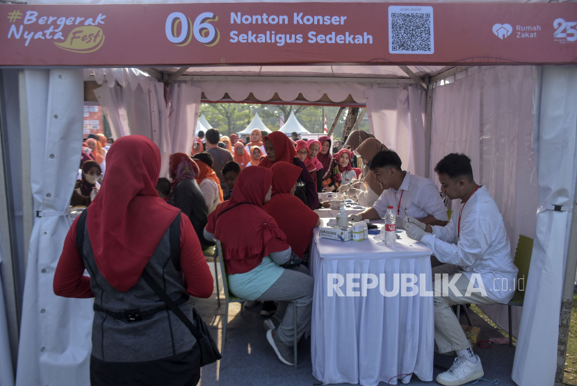 Sejumlah warga menjalani pemeriksaan kesehatan gratis pada Milad ke-25 Rumah Zakat di Kiara Artha Park, Kota Bandung, Jawa Barat, Ahad (6/8/2023). Rumah Zakat menggelar Milad ke-25 tahun bertajuk Bergerak Nyata Fest yang diisi dengan berbagai kegiatan seperti senam lansia, pemeriksaan kesehatan gratis, konser amal, fun games dan bazar UMKM serta produk binaan.