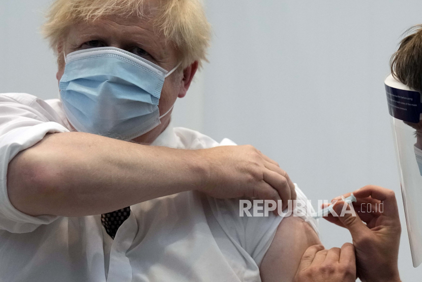  Perdana Menteri Inggris Boris Johnson menerima suntikan kedua vaksin Covid-19 AstraZeneca, di Francis Crick Institute di London, Kamis, 3 Juni 2021. Sebagian warga Inggris mendapatkan antibodi Covid-19 dari vaksinasi, sementara lainnya akibat infeksi alami.
