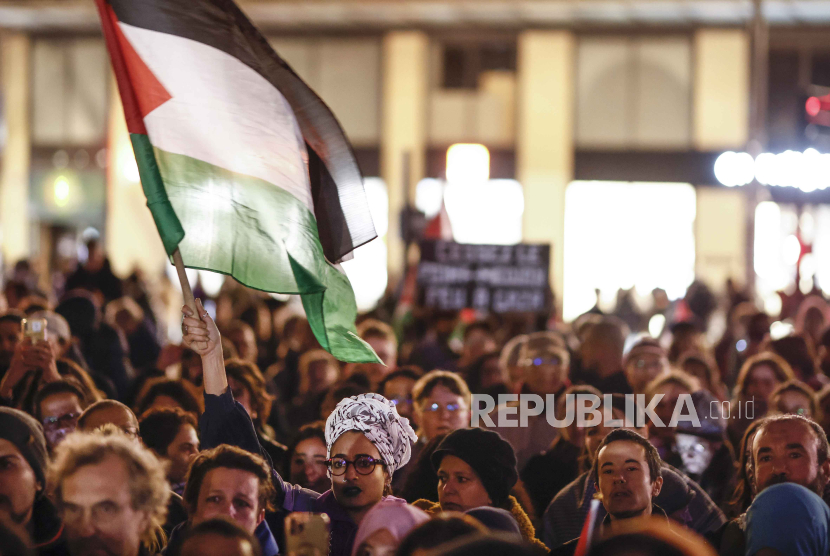 Orang-orang yang memegang bendera Palestina meneriakkan slogan-slogan di Place de la Republique saat demonstrasi mendukung rakyat Palestina di Paris, Prancis, 2 November 2023. 