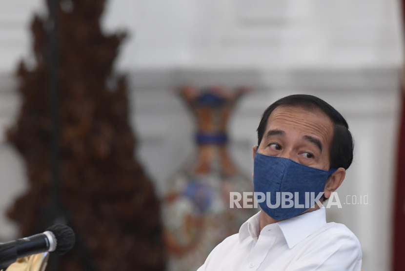 Presiden Joko Widodo bersiap memimpin rapat terbatas (ratas) di Istana Merdeka, Jakarta, Selasa (7/7/2020). Ratas tersebut membahas percepatan pembangunan program strategis nasional Jalan Tol Sumatera dan Tol Cisumdawu.