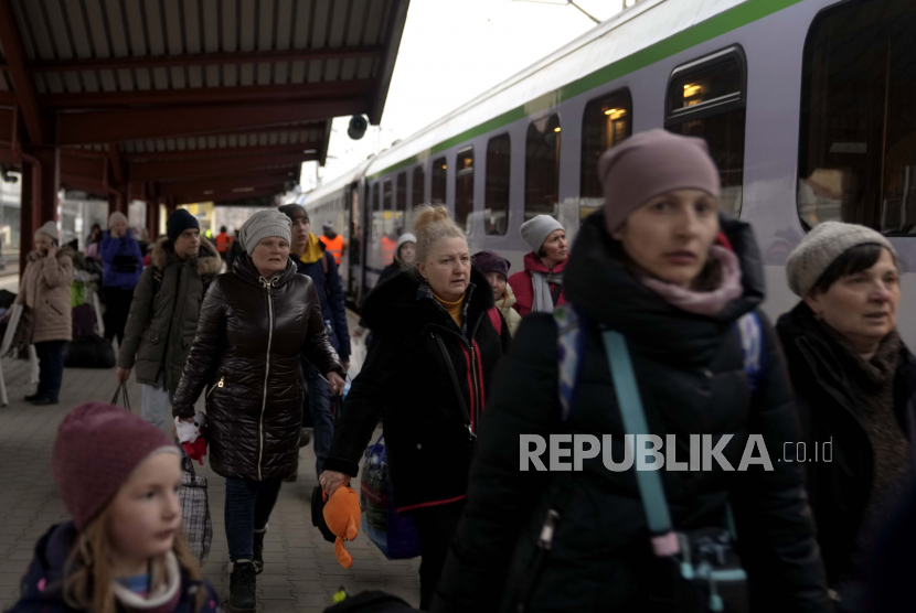 Pengungsi yang melarikan diri dari perang di Ukraina tiba di stasiun kereta api di Przemysl, Polandia, Ahad, 6 Maret 2022. Berkaca dari kondisi negara yang pernah dilanda perang, pakar mengingatkan potensi mewabahnya penyakit menular di Ukraina.
