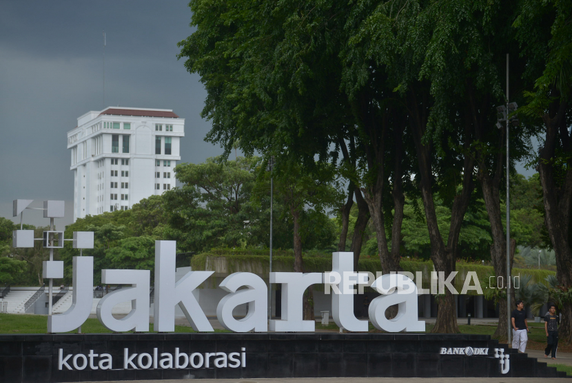 Warga melitas di dekat instlasi logo PlusJakarta dengan slogan Kota Kolaborasi di Taman Lapangan Banteng, Jakarta, Senin (12/12/2022). Pemprov DKI Jakarta akan menyandingkan logo Plus Jakarta (+Jakarta) dengan slogan baru yakni Sukses Jakarta untuk Indonesia. Adapun dibuatnya slogan baru bertujuan untuk mendukung pemindahan Ibu Kota dari Jakarta ke Nusantara di Kalimantan Timur. Republika/Prayogi.